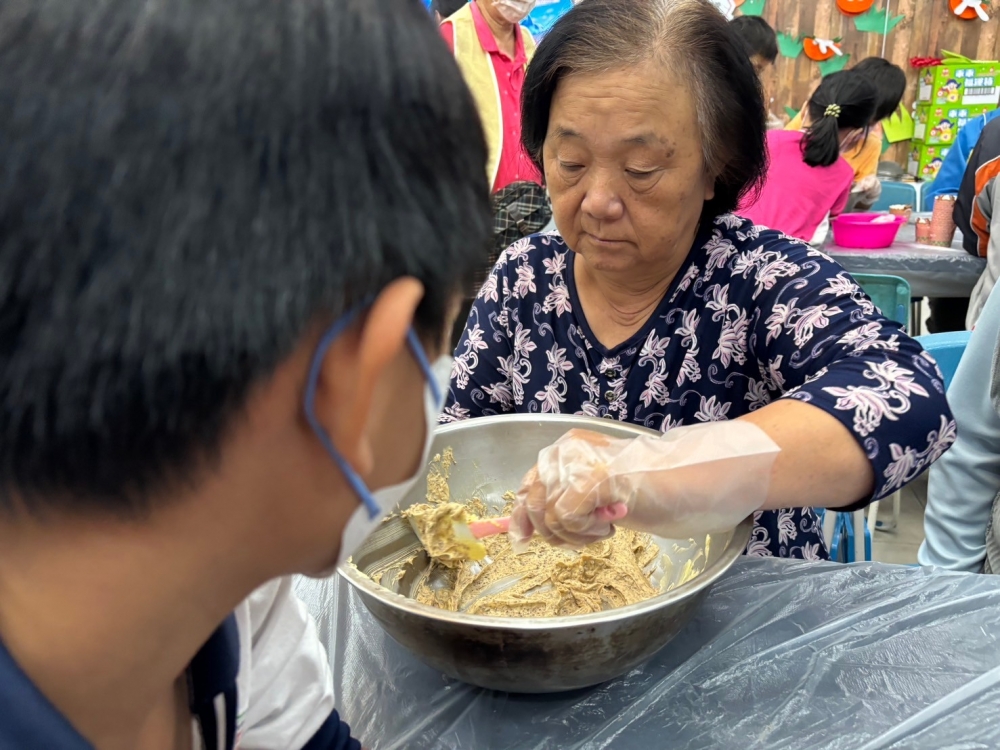 一起製作黑糖糕與黑糖餅乾